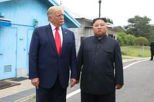 南北軍事境界線がある板門店で並ぶ、トランプ米大統領(左)と北朝鮮の金正恩朝鮮労働党委員長(肩書きは当時)=2019年6月(東亜日報提供、ゲッティ=共同)