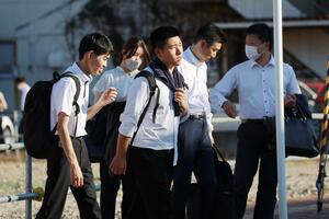 最高気温が37・2度まで上がった新潟市秋葉区で強い日差しの中を歩く人たち=9月10日