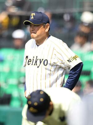 １－５で敗れ、悔しそうにグラウンドを見つめる帝京長岡の芝草宇宙監督＝２３日、兵庫県西宮市の甲子園球場