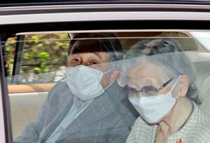 上皇后美智子さまに付き添われ東大病院を出られる上皇さま=18日午前11時34分、東京都文京区