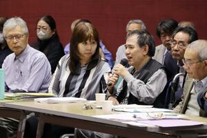 胎児性患者として認めてほしいと訴える大戸迫智さん（前列右から２人目）と姉の坂本みゆきさん＝４月３０日、熊本県水俣市