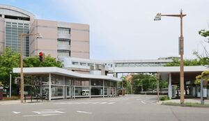 6月下旬に解体工事が始まる新潟市役所旧分館の連絡通路=27日、新潟市中央区
