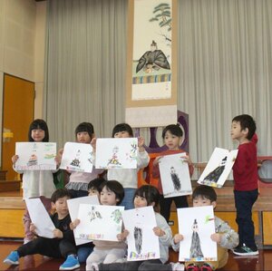 天神講で、道真公の絵を描いた燕市藤の曲保育園の園児＝燕市新栄町