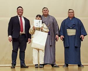 茨城県阿見町で行われたイベントでファンと交流した(奥左から)二所ノ関親方、大関大の里、十両白熊=2月8日
