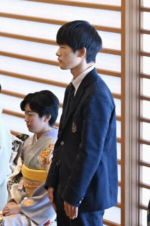 「歌会始の儀」で朗詠を聞く本間優大さん＝１４日、宮殿・松の間