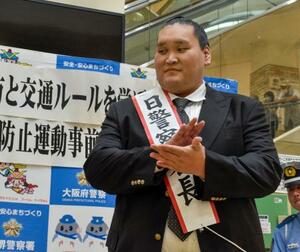 中堺署の一日署長に就任した元横綱照ノ富士の伊勢ケ浜親方=24日午後、堺市中区