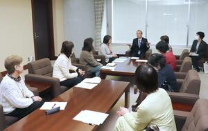 花角英世知事（奥中央）に要望を伝える北京ＪＡＣ・新潟のメンバー＝１月２９日、県庁