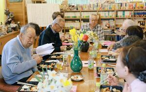 「けやきぶんこ」の閉塾の集いで、主宰の鈴木富夫さん（左）を囲んで会話する塾生たち＝村上市上中島