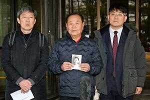 韓国最高裁の判決後、取材に応じる元徴用工の遺族(中央)ら=11日、ソウル(共同)