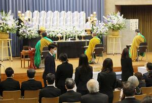 日本歯科大新潟生命歯学部で開かれた解剖体慰霊祭=4月26日、新潟市中央区浜浦町