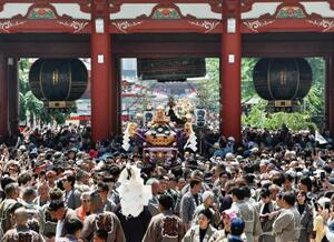 　中日を迎え、大勢の人たちでにぎわう浅草神社の三社祭＝１６日午前、東京都台東区