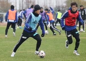 練習に汗を流すMF長谷川元希(左)ら=12月3日、聖籠町