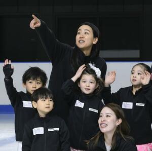 　「木下ＭＡＯアカデミー」主宰の浅田真央さん（奥）と生徒たち＝２１日、東京都立川市