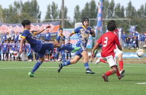 開志学園JSC-北越 後半30分、開志学園JSCのFW阿部日夏太(左)がハットトリックを決め、4-0=新潟聖籠スポーツセンター
