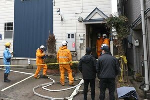 女性とみられる１人の遺体が見つかったアパート火災の現場＝２月２５日、長岡市仲子町