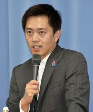 大阪府庁で記者団の取材に応じる日本維新の会の吉村洋文代表=10月