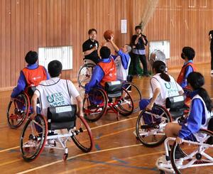 出前授業で車いすバスケを体験した生徒ら=上越市名立区赤野俣
