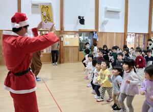 火事から身を守る方法を楽しく学んだ園児たち=上越市名立区