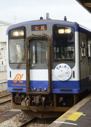 トキのヘッドマークを掲げた「のと鉄道」の列車=10月、石川県穴水町の穴水駅