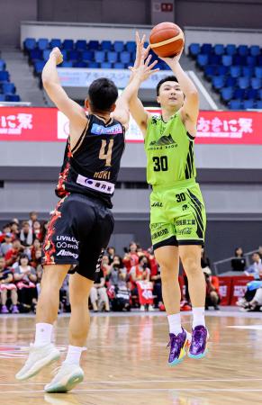 大阪とのオープン戦でシュートを狙う北海道・富永=9月、おおきにアリーナ舞洲((C)B.LEAGUE)