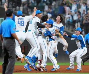 9回、サヨナラ3点二塁打を放った野村(右から4人目)と喜ぶ日本ハムナイン=エスコンフィールド