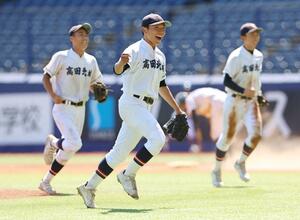 糸魚川白嶺-高田北城 糸魚川白嶺を完封した高田北城の先発齋藤直弥。最後の打者を仕留め、雄たけびをあげる=エコスタ