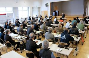 定数32に対し、39陣営が出席した上越市議選の立候補予定者説明会=3月16日、上越市春日山町3