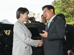 韓国の李在明大統領(右)の故郷で出迎えを受ける高市首相=19日、韓国・安東(共同)