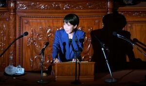 衆院本会議で就任後初めての所信表明演説をする高市首相=24日午後