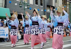 阿波おどりの最終日を迎え、踊りを披露する「ダイバーシティとくしま連」=15日午後、徳島市