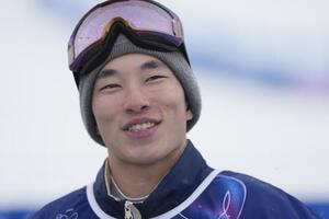 スロープスタイルの練習を終え、取材に応じる木村葵来=リビーニョ(共同)