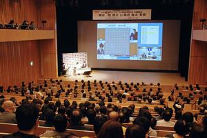 棋王戦第2局の際に行われた大盤解説会場は定員500人がすき間なく埋まり、超満員。壁に320インチの大型画面を映して指し手が解説された=2月18日