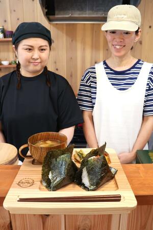 村武千晶さん(左)と滝澤祥恵さんが作った「むらげん」のセット。プレートのロゴは村武さんらがデザインした=十日町市本町6
