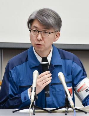記者会見する東電柏崎刈羽原発の伊能政雄第２運転管理部長＝５日午後、新潟県刈羽村
