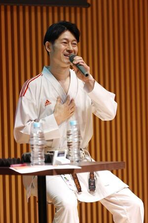 白血病や骨髄移植の体験を語る俳優の樋口大悟さん=5月26日、新潟市中央区