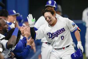 　２回、２ランを放ち、ナインに迎えられ笑顔の中日・辻本＝バンテリンドーム