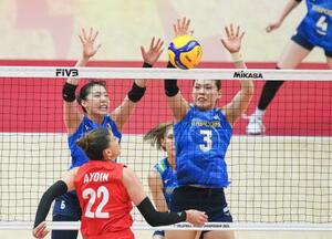 トルコとの準決勝でブロックする島村(3)ら=バンコク(AP=共同)