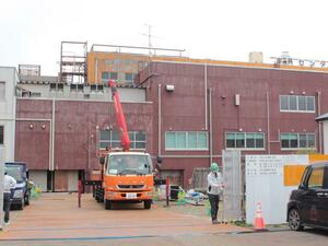 ビルの解体工事が進む「駅北遊び広場」の予定地＝糸魚川市大町２