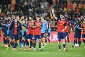 　サポーターの声援に応えるスペインの選手たち＝１８日、セビリア（アナドル提供・ゲッティ＝共同）