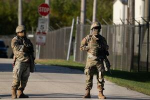 7日、米イリノイ州シカゴ近郊の陸軍施設に立つテキサス州の州兵(ゲッティ=共同)