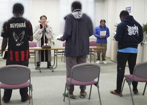 大村入管内の「教会」で礼拝を行う柚之原寛史(奥左)。希望を捨てないことの大切さを3人の収容者に説いた=2025年11月、長崎県大村市(入管の要請で窓にモザイクをかけています)
