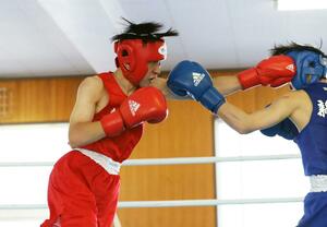 男子フライ級決勝 新潟工の丸山侑馬(左)が攻め込む=新潟南高
