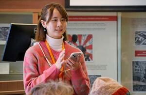 　自身が企画した、平和に関し議論するワークショップで話す山西咲和さん＝３日、米ニューメキシコ州アルバカーキ（共同）