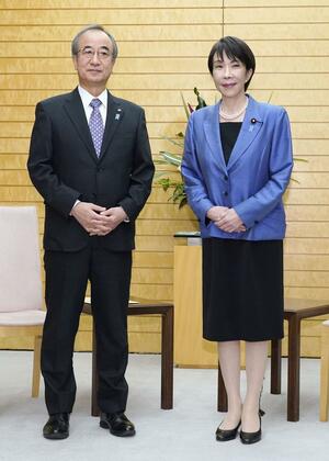 高市首相（右）と面会する新潟県の花角英世知事。東京電力柏崎刈羽原発６、７号機の再稼働に同意すると伝えた＝２３日午後、首相官邸