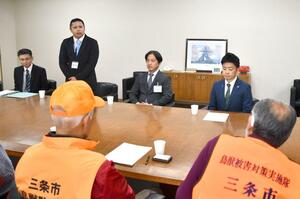 地元猟友会役員と意見交換する三条市鳥獣被害対策専門員の西澤和斗さん（後列左から２人目）＝三条市役所