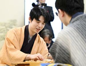 　将棋の第７５期王将戦第７局で永瀬拓矢九段を破って５連覇を果たし、笑顔で対局を振り返る藤井聡太王将＝２６日午後、大阪府高槻市の関西将棋会館