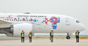 ＳＡＦを給油し、中国・上海に向かう日本航空の飛行機＝２０２５年５月１日午前、関西空港