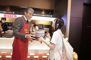 俳優の舘ひろしが地元・名古屋凱旋、TOHOシネマズ名古屋栄でサプライズ接客