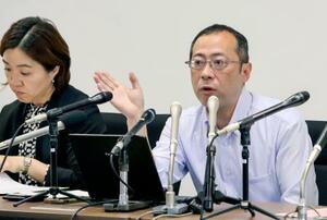 広陵高野球部の暴力問題で記者会見する第三者委の那須寛弁護士(右)=1日午後、広島市