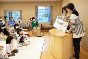 親子連れらが紙芝居や大型絵本の読み聞かせを楽しんだイベント=20日、上越市本城町
